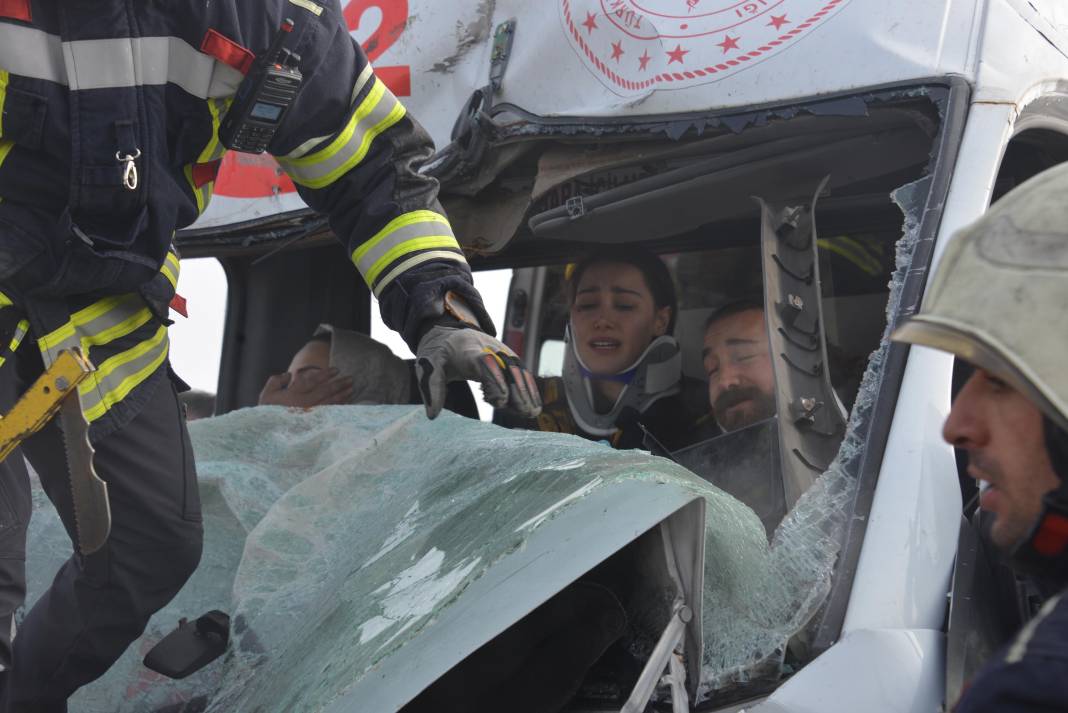 Kaza ihbarına gidiyorlardı, kendileri kazazede oldu 14